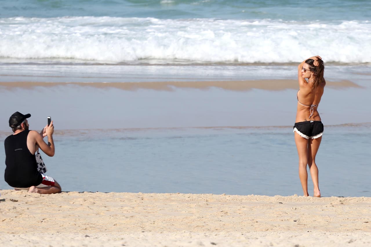 Para no variar, la bella Alessandra se apoderó de la playa para un photoshoot, ¿con un teléfono?