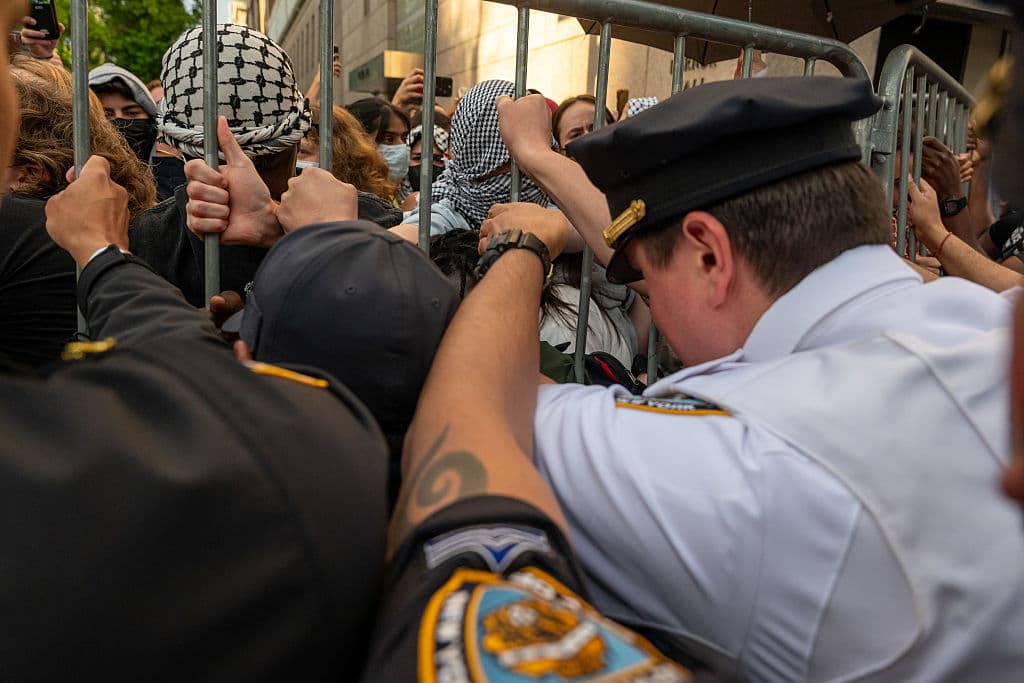 Durante el incidente, colgaron banderas palestinas y carteles en las estanterías.
