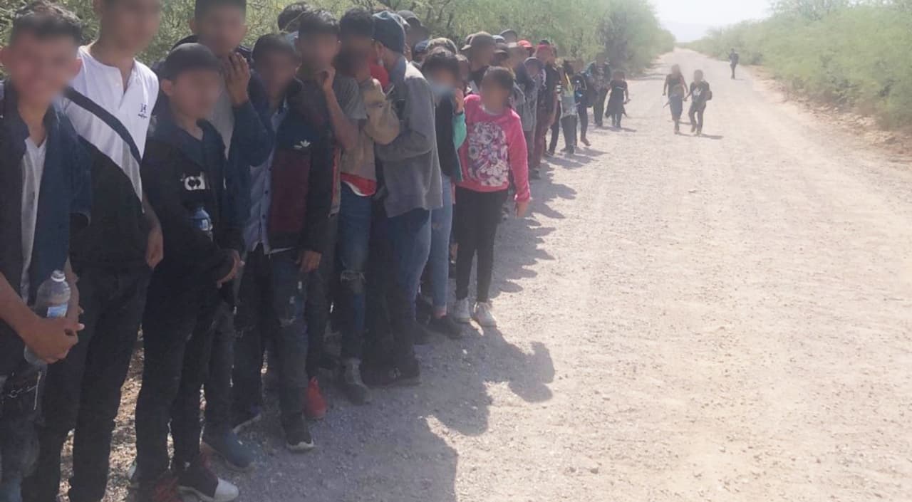 La modalidad de los traficantes es traer grupos grandes de menores, muchos de ellos adolescentes, y dejarlos justo al lado de la franja divisoria donde esperan a que los agentes de la Patrulla Fronteriza lleguen a recogerlos.