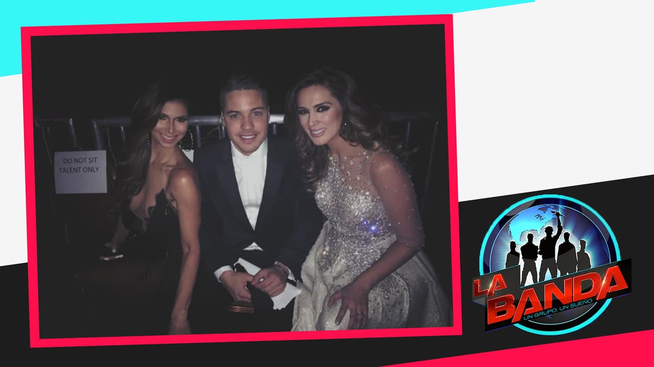 Obviamente no dejó pasar la oportunidad de tomarse una foto con estas hermosas mujeres, Roselyn Sánchez y Jacqueline Bracamontes.