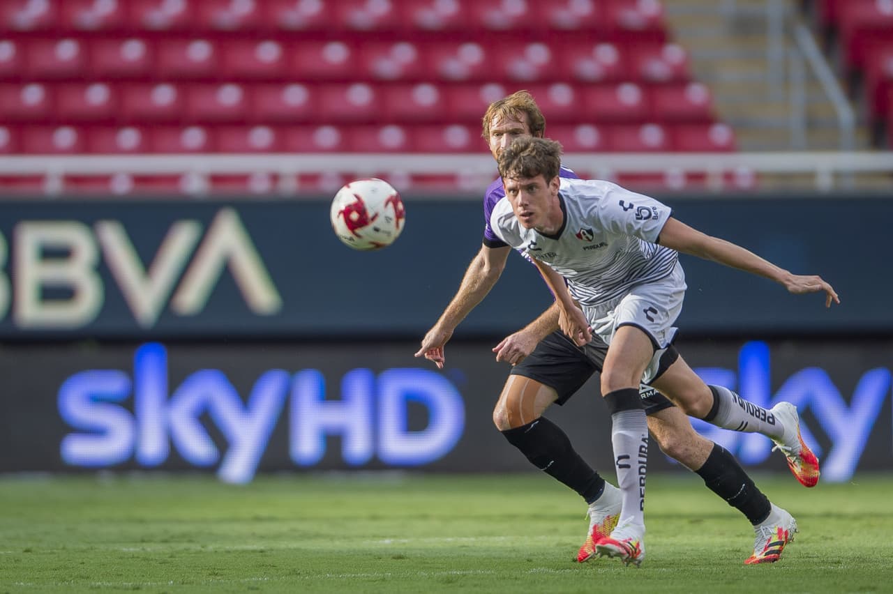 El partido se queda sin llegadas, el balón solo rueda por el medio campo y con cambios de poseción por errores ridículos.