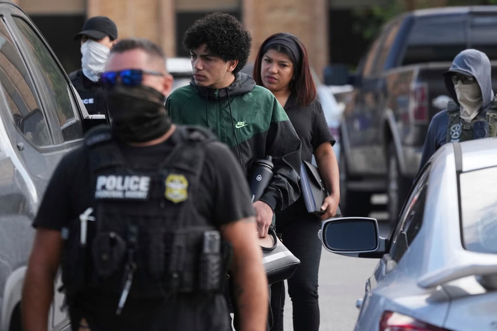 Un hombre y una mujer
<b>nacidos en Venezuela</b> también salieron detenidos el lunes de su cita en la corte migratoria. Junto a la madre peruana y sus hijas, fueron trasladados al
<b>centro de procesamiento de ICE en Crosspoint</b>. Allí se decidiría en cuál de los 21 centros de detención de ICE en Texas serían ingresados.