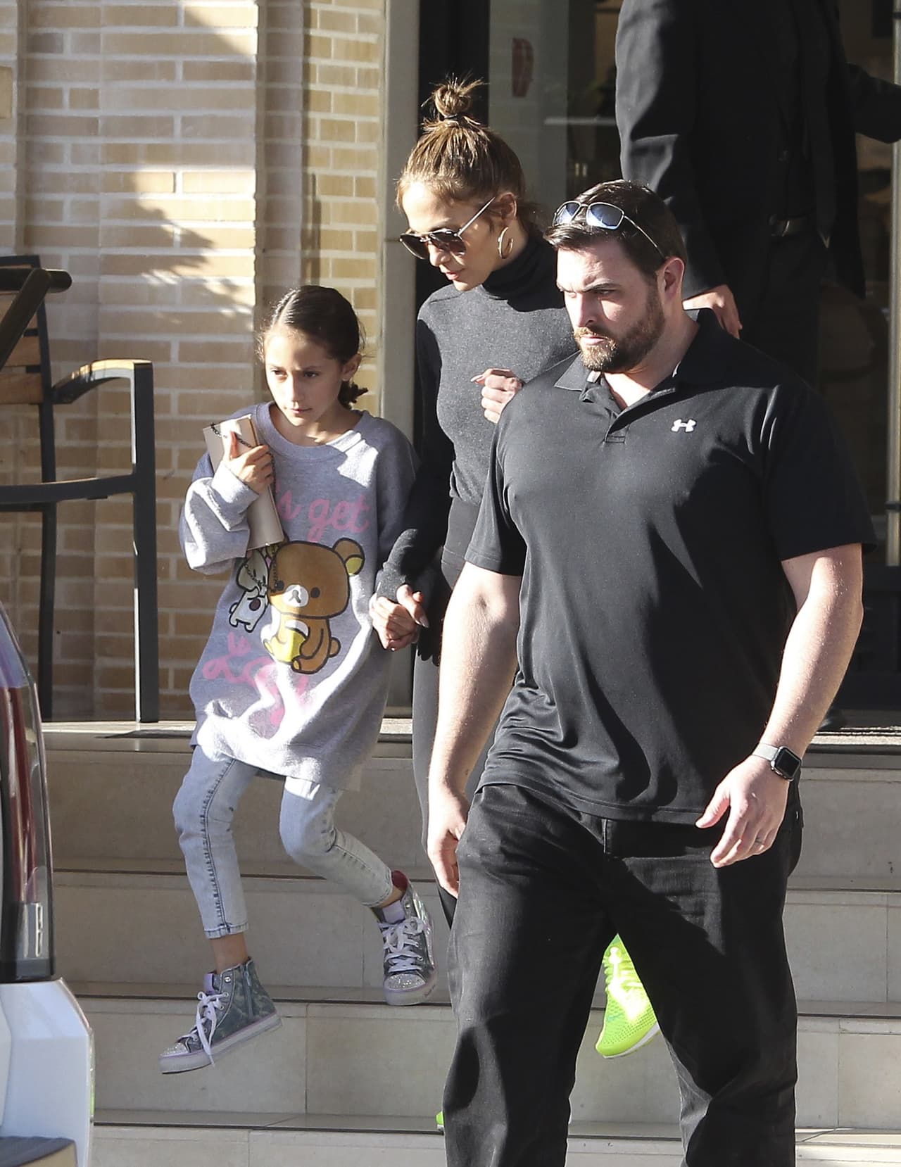 Estar rodeada de guardaespaldas y al mismo tiempo paparazzi que buscan retratarla a toda costa no debe ser nada fácil para una niña de su edad.