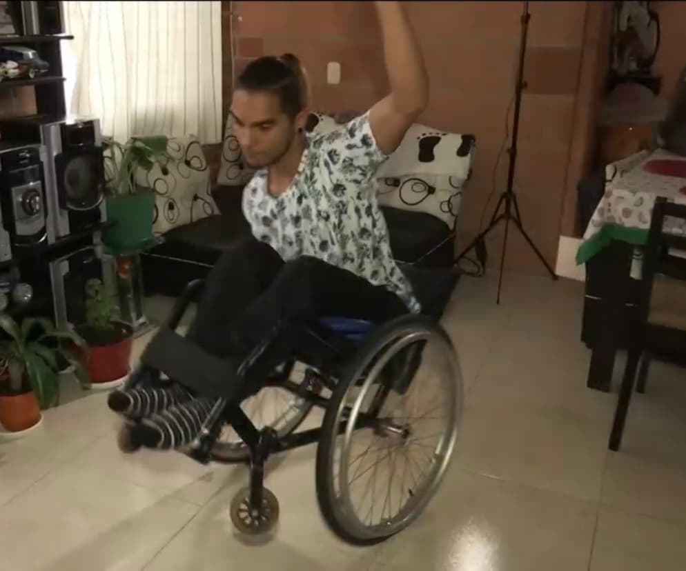 Lejos de deprimirse al saber que no volverá a caminar, Fabián ha decidido no rendirse. “Puedo trabajar y salir adelante porque soy una persona joven”, dice. Fabián
<b> no claudica en su sueño de convertirse en profesor y ahora está pensando en convertir una silla de ruedas en un instrumento en el que pueda hacer malabares.</b> “Es otra forma de arte; tengo mucho que enseñar y aprender”, aclara. 
<br>