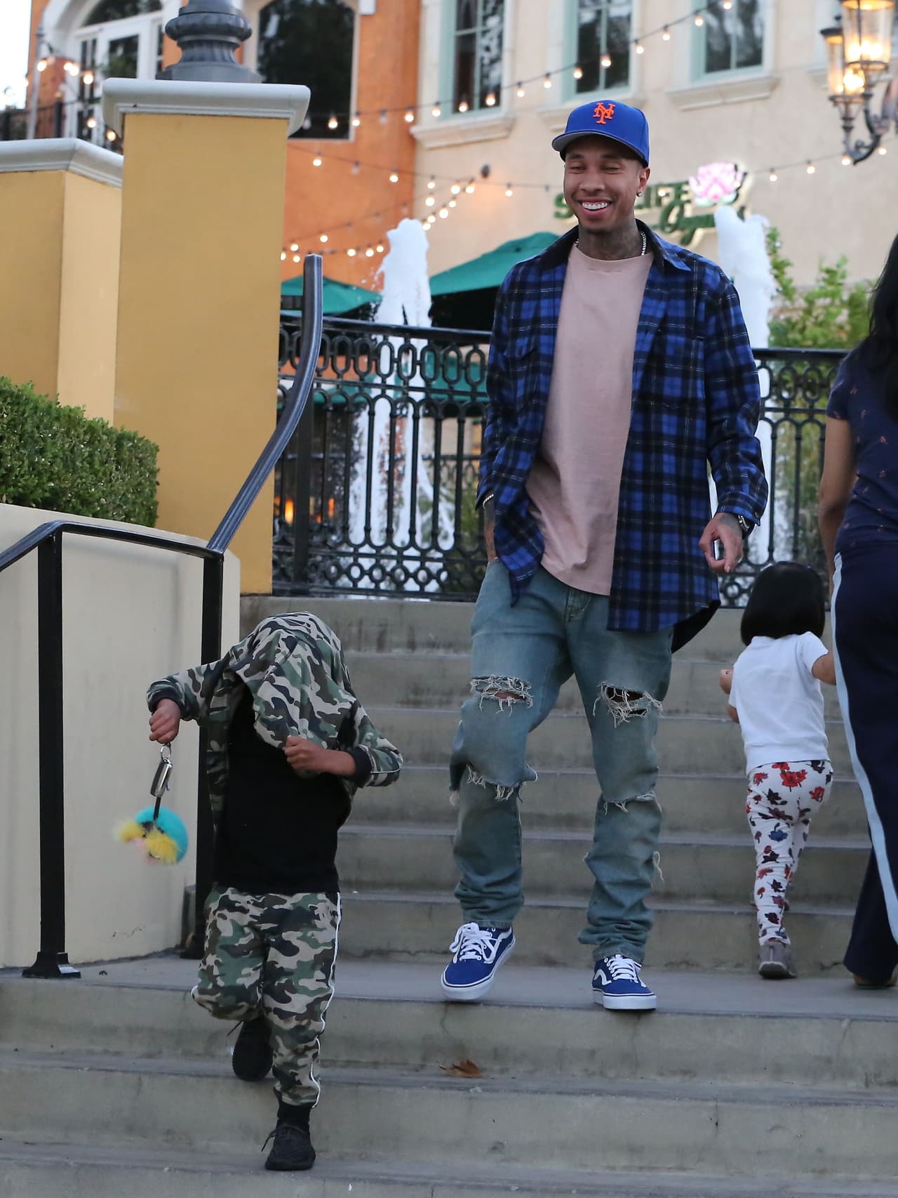 Tyga se reía de que el nene se ocultaba antes las cámaras.