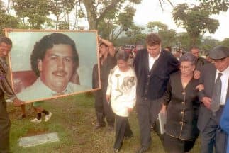 El 2 de diciembre de 1993 el capo murió en manos de las fuerzas de seguridad colombiana y miles de personas asistieron al funeral.