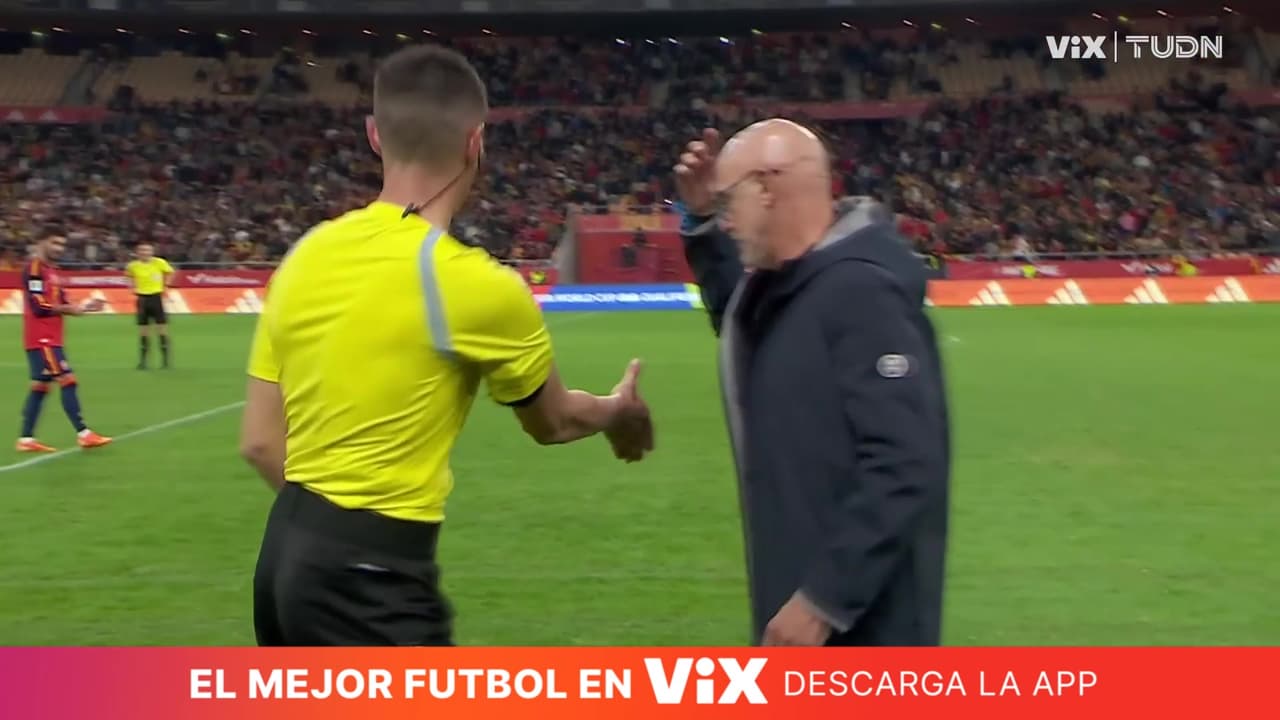 ¡Luis de la Fuente no le quiso dar la mano al árbitro al término del partido!
