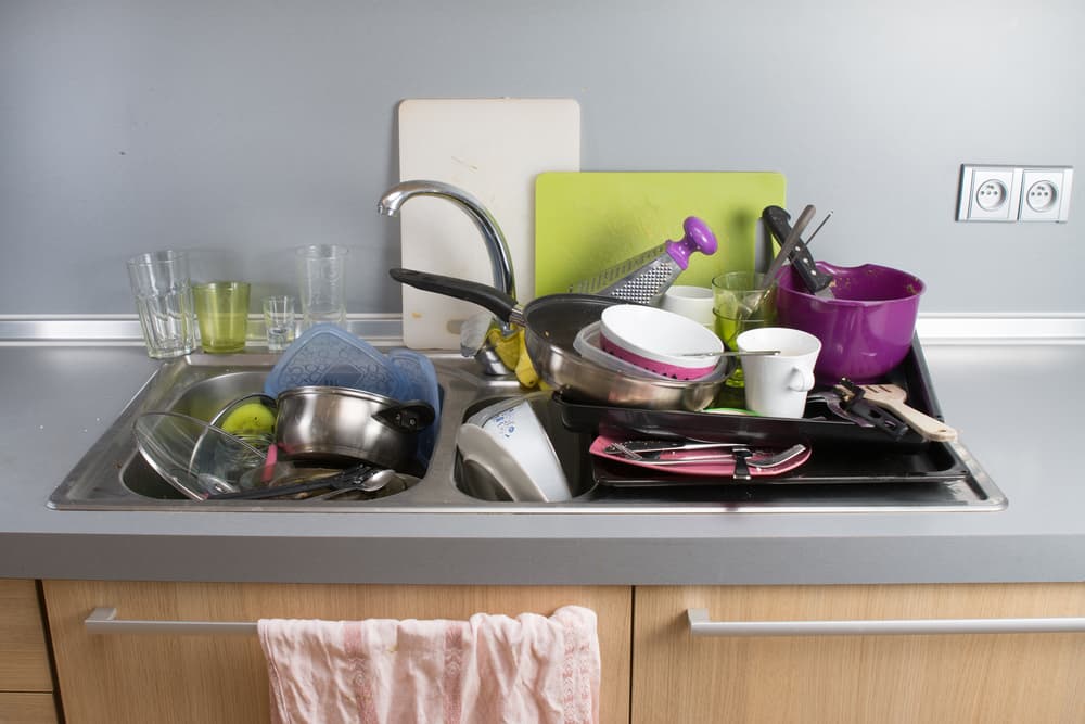 Esto de la limpieza viene desde el más pequeño detalle como dejar los platos sucios en el lavabo. No los dejes pasar, por más flojera que nos dé. Esas son cosas que hacen que se estanque la energía - además de que la casa no se ve presentable.