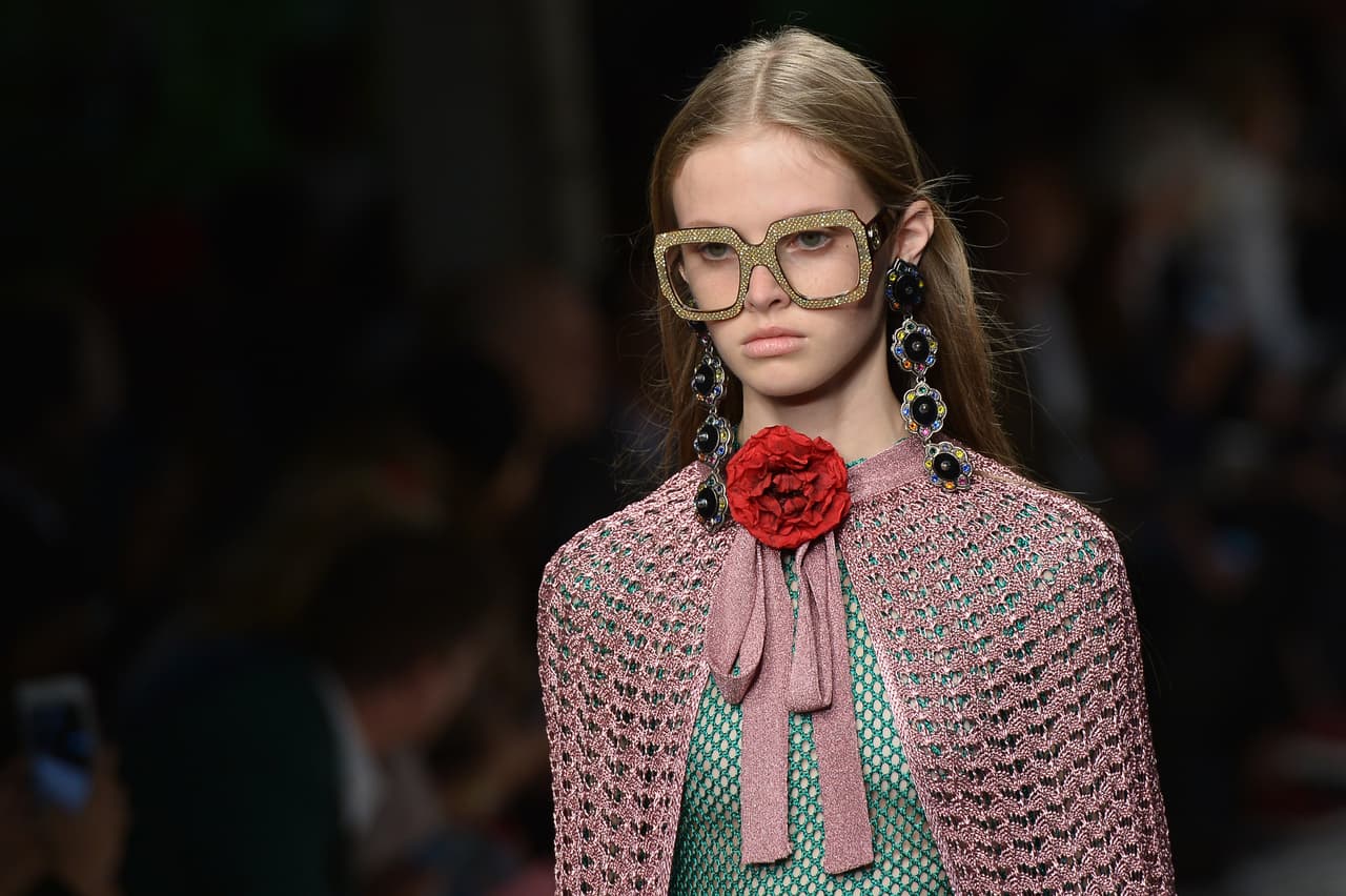 Los moños al cuello no solo se restringen al universo de las blusas de seda. Capas y suéteres también se amarran en una especie de collar que parece reemplazar los chokers de los 90 que tan de moda estuvieron este año.