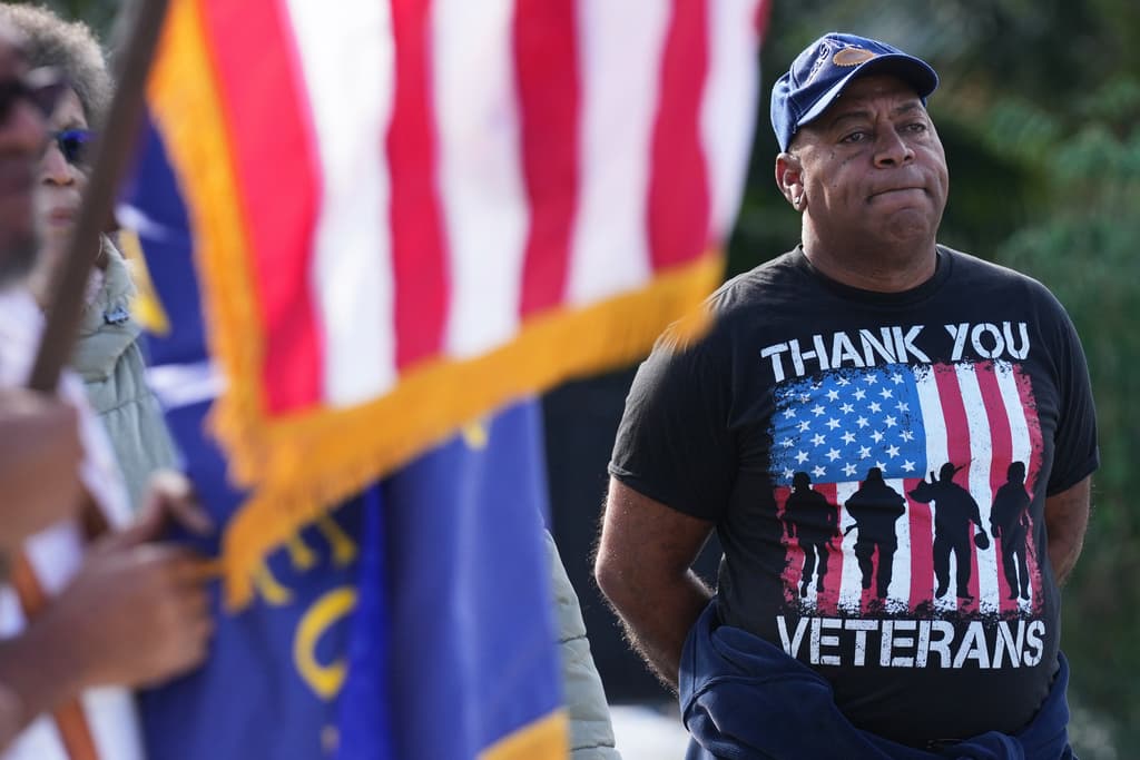 Un hombre con una franela que porta un mensaje de agradecimiento a los veteranos. La foto fue tomada en un evento en el cementerio Esther Mae Armbrister Park en Coconut Grove.