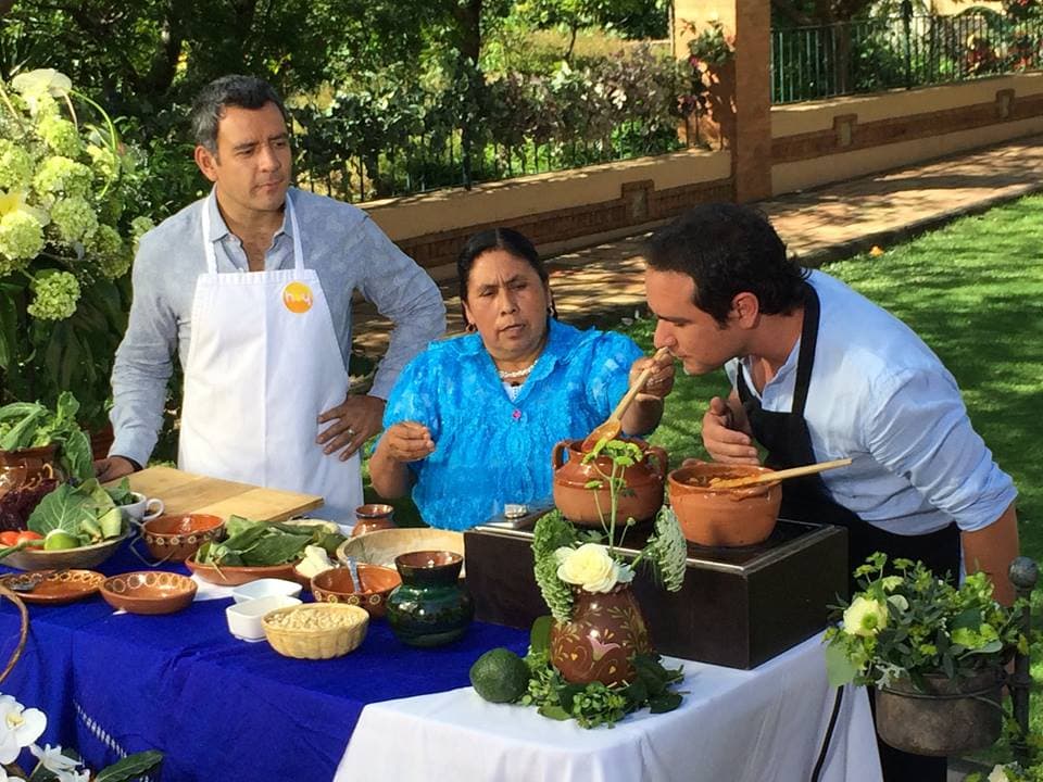 La maestra le enseña al chef Gibaja nuevos olores.