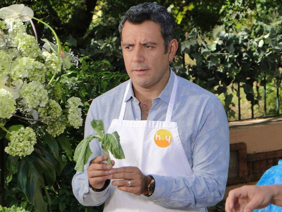 Héctor está experimentando con los ingredientes.