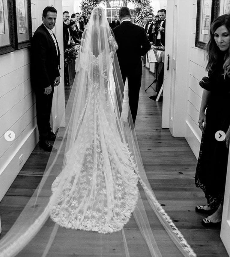 Aquel día, la pareja 
<b><a href="https://www.univision.com/famosos/justin-y-hailey-lucieron-mas-de-medio-millon-de-dolares-en-joyas-para-su-boda-pero-la-cifra-se-queda-corta-al-lado-de-pero-mariah-les-gano-fotos">lució más de $750,000 dólares en joyas</a></b>, incluido el anillo de compromiso de la marca Tiffany que llevó ella, con un costo de 500 mil dólares. 
<br>