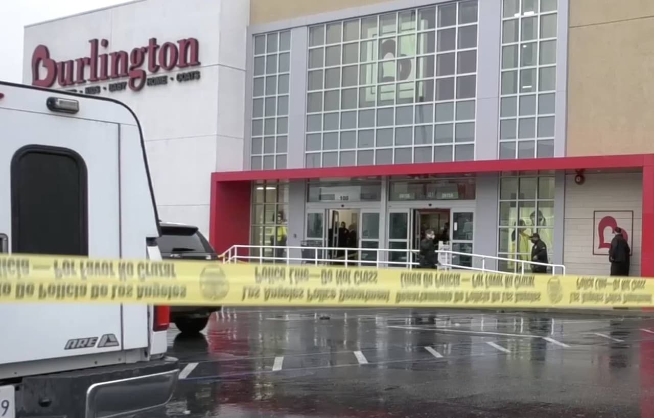 Una 
<a href="https://www.univision.com/local/los-angeles-kmex/tiroteo-tienda-burlington-north-hollywood">menor de 14 años falleció después de que una bala</a>, presuntamente detonada por un policía de Los Ángeles, atravesara la pared de yeso del vestidor donde se encontraba en una tienda de Burlington en North Hollywood.