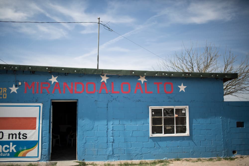 El comedor público 'Mirando a lo alto' lleva recibiendo a migrantes, deportados y personas sin hogar desde 2000 a tan solo unos metros del Río Grande que separa Ciudad Juárez de El Paso.