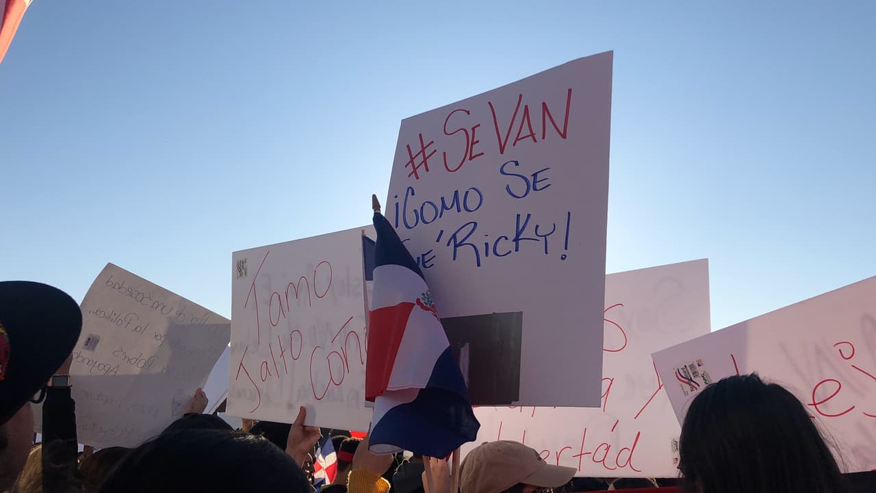 Algunos manifestantes expresaron a Noticias Univision 65; “
<i>Si Ricky se fue, ellos también</i>”, en alusión al verano del 2019 que marcó una página en la historia del pueblo puertorriqueño, al materializarse la renuncia a la gobernación de Ricardo Rosselló Nevares.
<br>