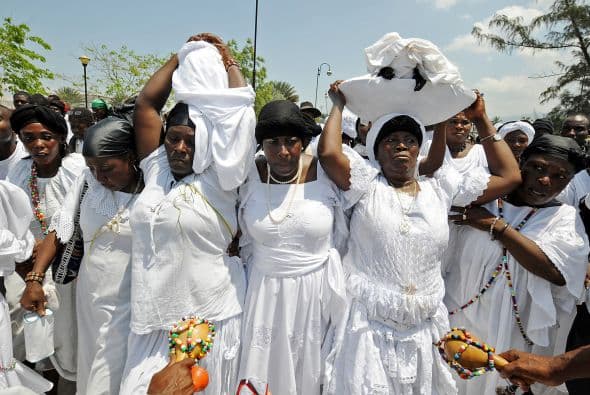 El vudú es una religión que se practica ampliamente en Haití, la cual combina elementos de religiones africanas con el cristianismo católico romano. Incluye profundos dogmas de magia, tanto buena como maligna, y sus sacerdotes son especialmente influyentes en poblaciones rurales.