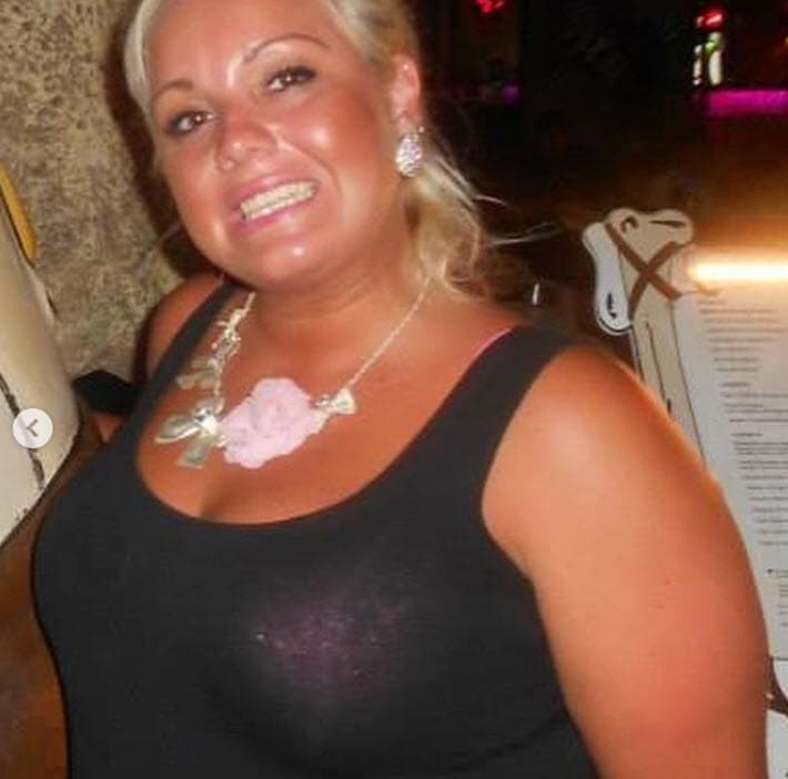 "Los fines de semana nos convertíamos en
<b> reclusos sentados en el sofá</b> en pijama comiendo comida para llevar, gastando 20 libras esterlinas (25.80 dólares) cada vez".
<br>