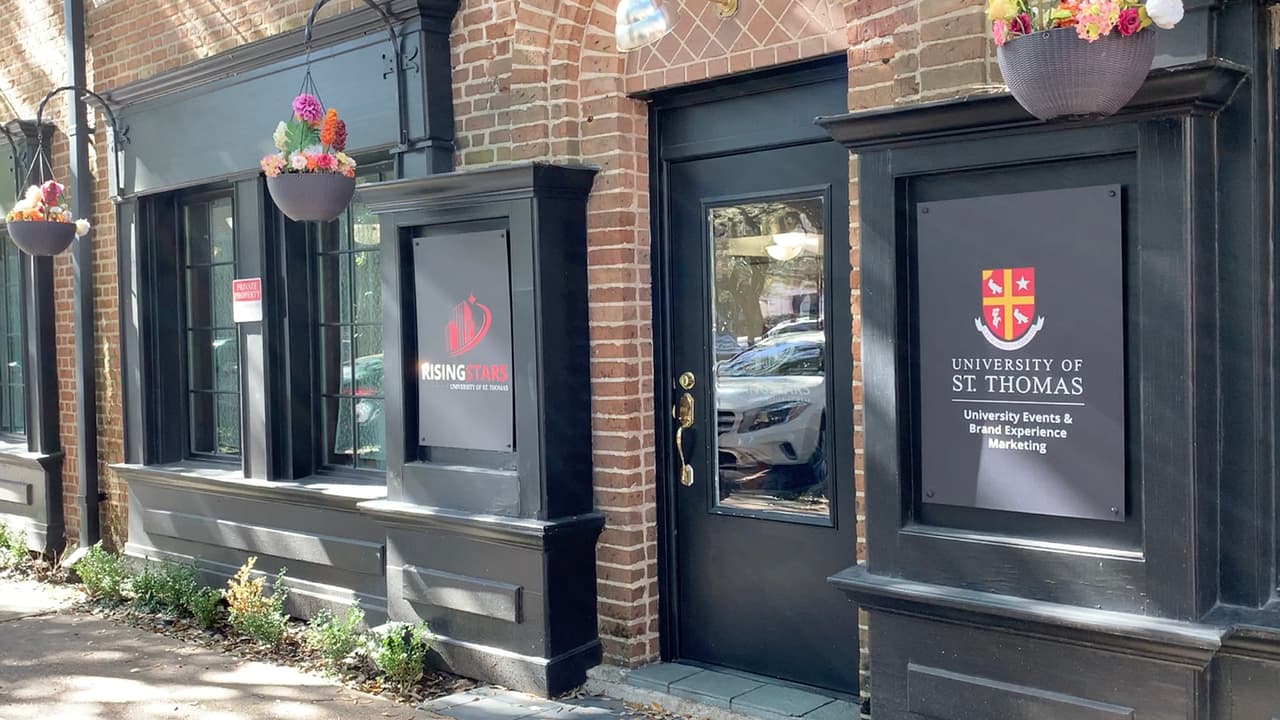 Por esa razón, UST lanzó el programa Rising Stars que ofrece a los estudiantes calificados la oportunidad de obtener una valiosa experiencia laboral en empresas locales.