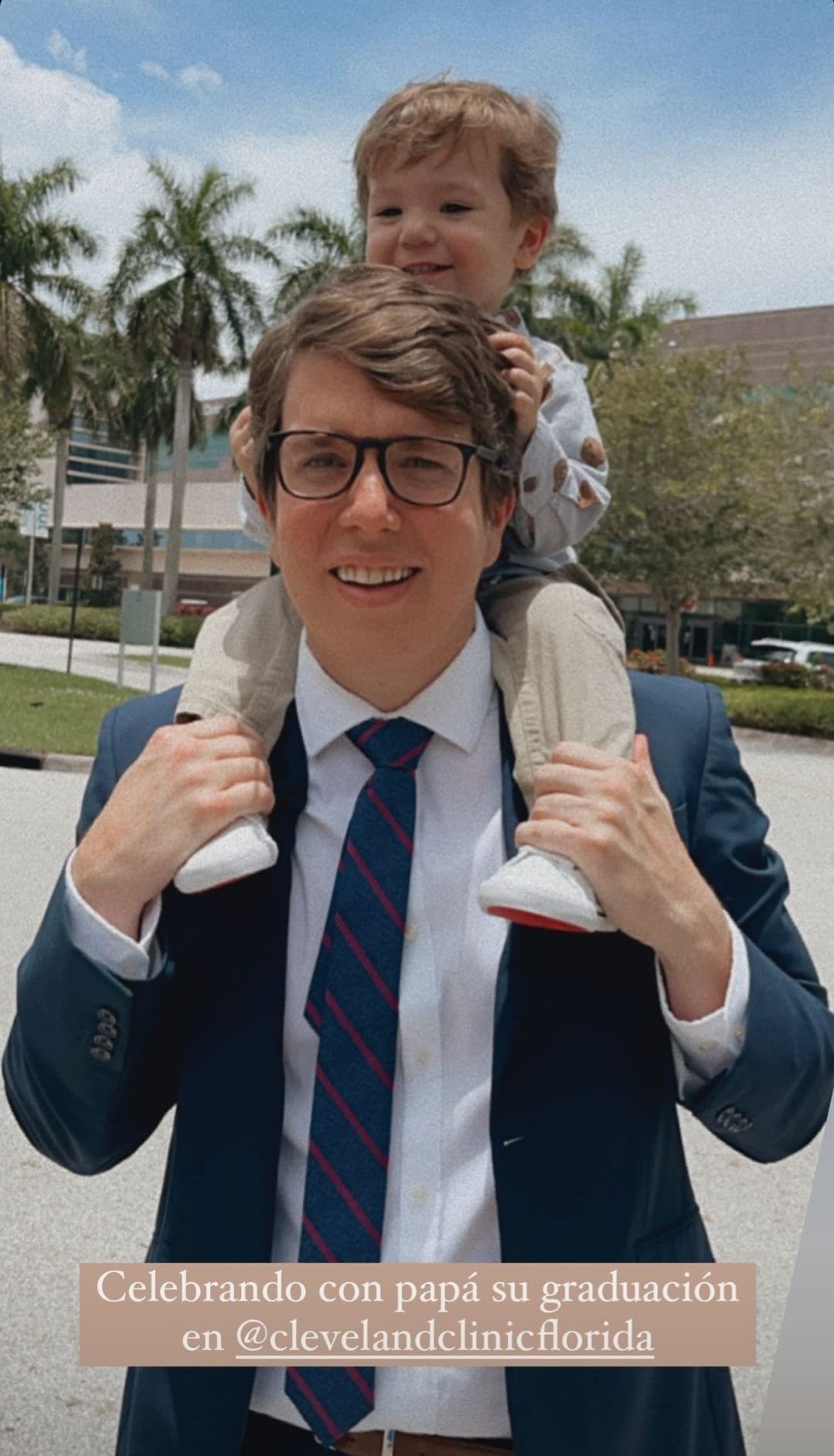 Andrea Chediak se ilumina con la presencia de los dos hombres de su vida y está decidida a apoyarlos en todo lo que se propongan. "Siempre estaremos a tu lado y estamos súper listos para el próximo capítulo", añadió Chediak junto a otra foto de la graduación de su esposo.