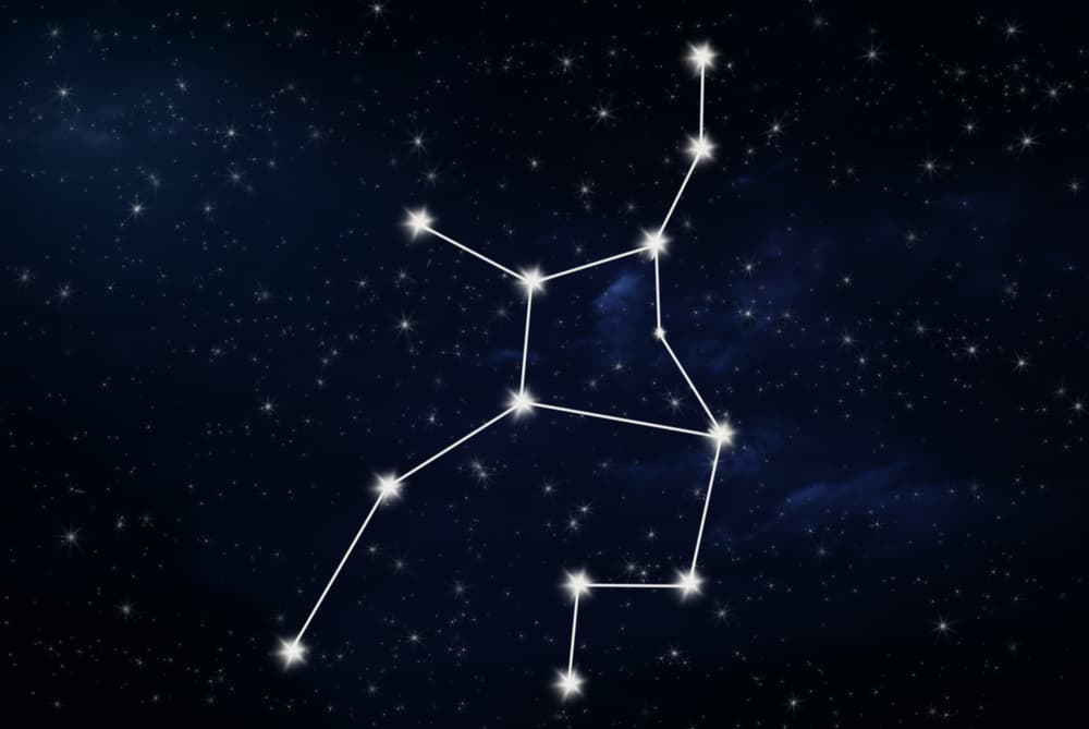 <b>VIRGO</b>
<br>Virgo es la Segunda constelación más grande e incluye 58 estrellas visibles donde la mejor conocida es la llamada Spica que significa la espiga del trigo. En la antigua Babilonia la consideraban tan importante que nombraron toda la constelación por su nombre. Spica es la decimosexta estrella en el cielo y se encuentra a 220 años luz de la tierra, que quiere decir que estamos viendo hoy en día a Spica como era en la época antes de la Revolución Francesa(1789).
<br>