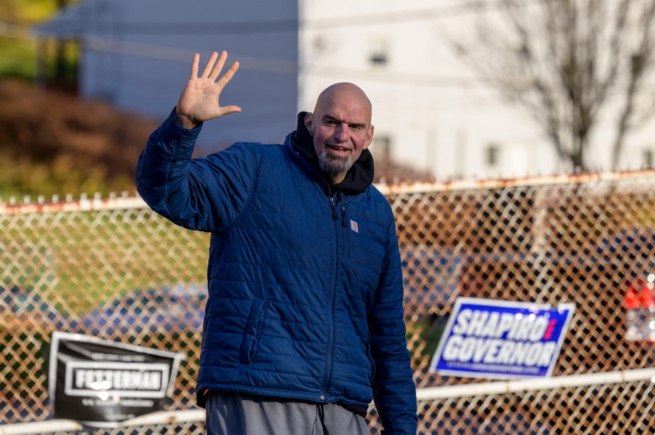 El candidato demócrata al Senado de Estados Unidos, John Fetterman, llega para emitir su voto en la Iglesia Bautista New Hope en Braddock, Pensilvania.