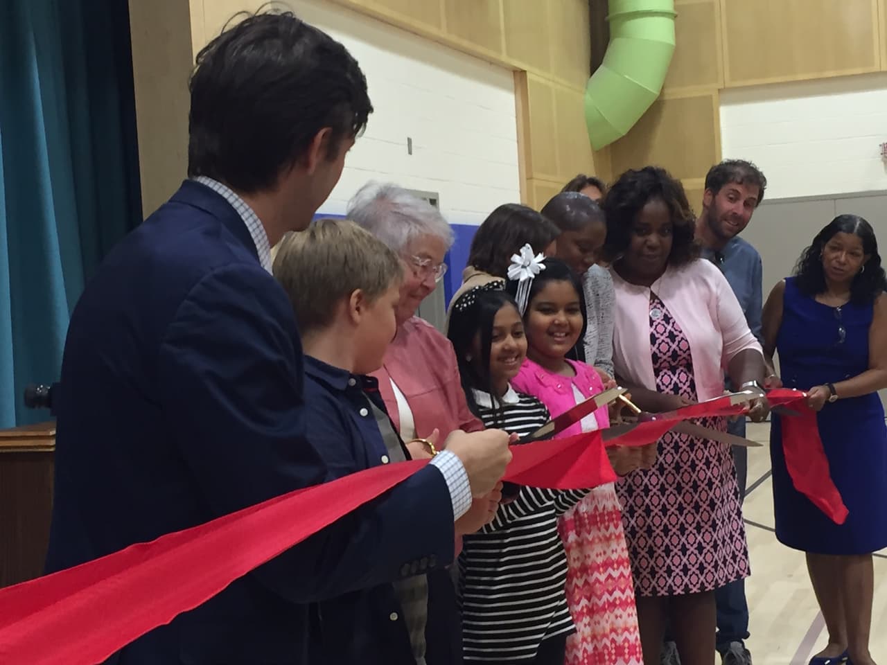 La canciller del Departamento de Educación de la ciudad de Nueva York, Carmen Fariña, tercera desde la izquierda, inauguró la escuela intermedia que en el año escolar 2016-2017 servirá a aproximadamente 140 alumnos.