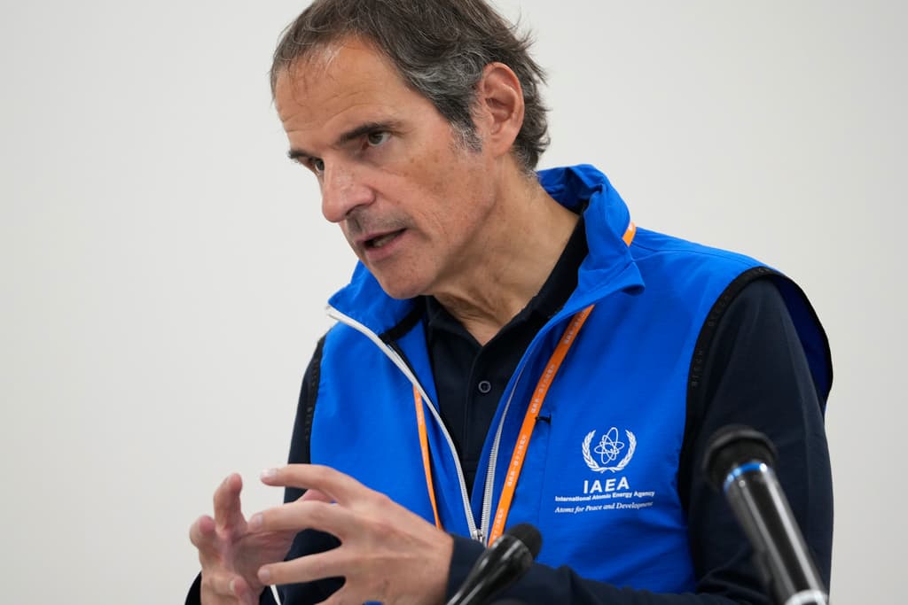 Rafael Mariano Grossi, Director General del Organismo Internacional de Energía Atómica (OIEA), habla durante una conferencia de prensa en la central nuclear de Fukushima, dañada por el tsunami, en Okuma, noreste de Japón, el miércoles 5 de julio de 2023. El jefe nuclear de las Naciones Unidas visitó el miércoles la central nuclear japonesa, destruida por el tsunami, incluyendo algunas de las instalaciones clave que liberarán agua radiactiva tratada al mar, un día después de que su agencia confirmara la seguridad de un polémico plan. (Foto AP/Hiro Komae, Pool)