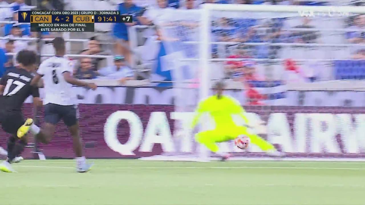 Atajadón de Johnston, el portero le roba el gol a Russell-Rowe