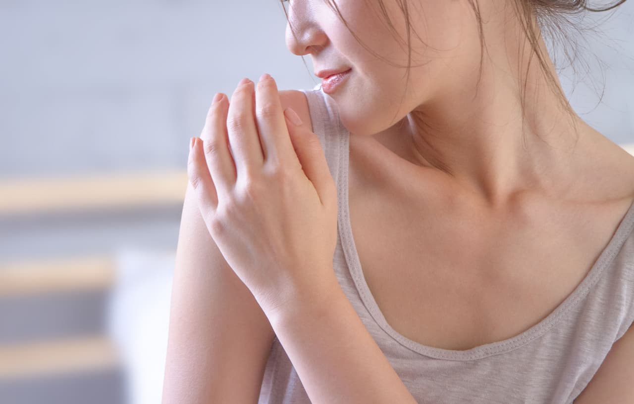 <b>Hidrata tu piel.</b> Otro buen consejo es que con la ayuda de una crema hidrates tu piel todos los días y más en esta temporada de frío. Una piel más hidratada se vuelve más firme.