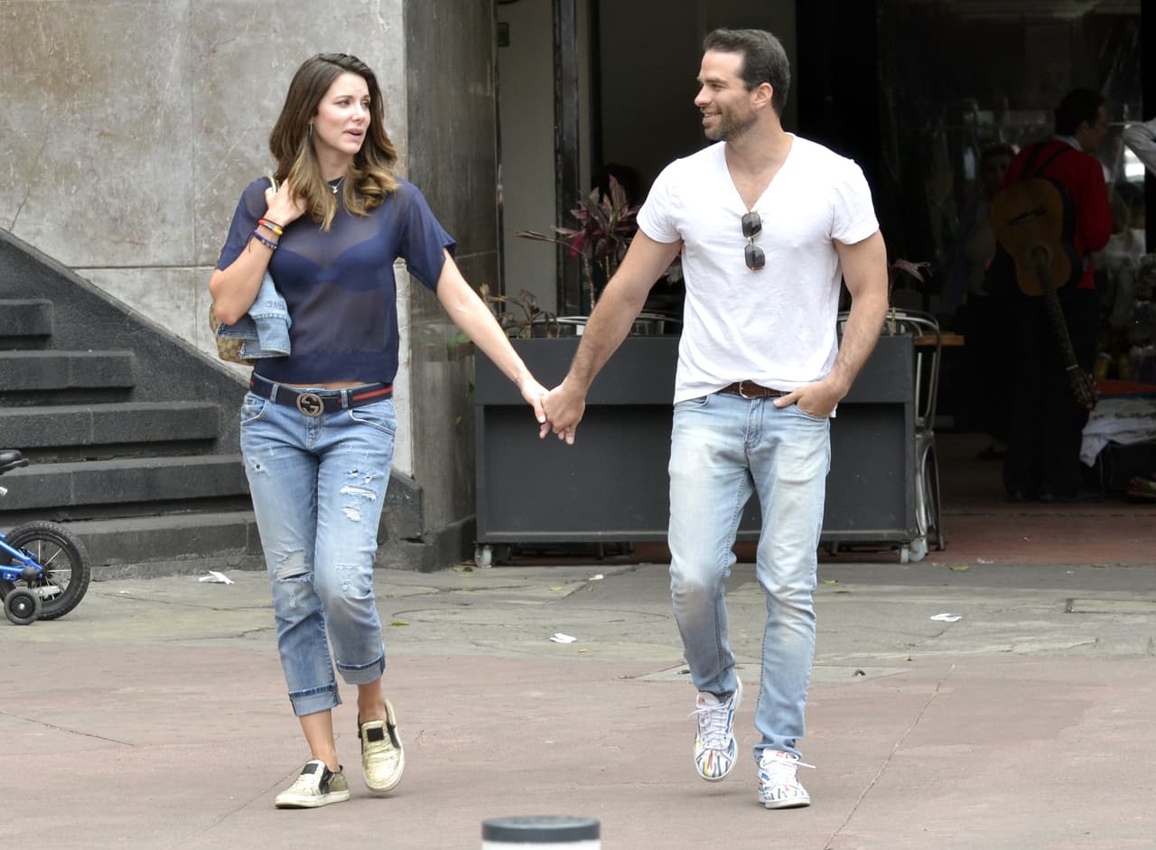 Después de terminar las grabaciones de ‘Pasión y Poder’ (2016), el actor fue captado de la mano con una bella mujer de ojos claros, dando un paseo por la colonia Polanco en México.