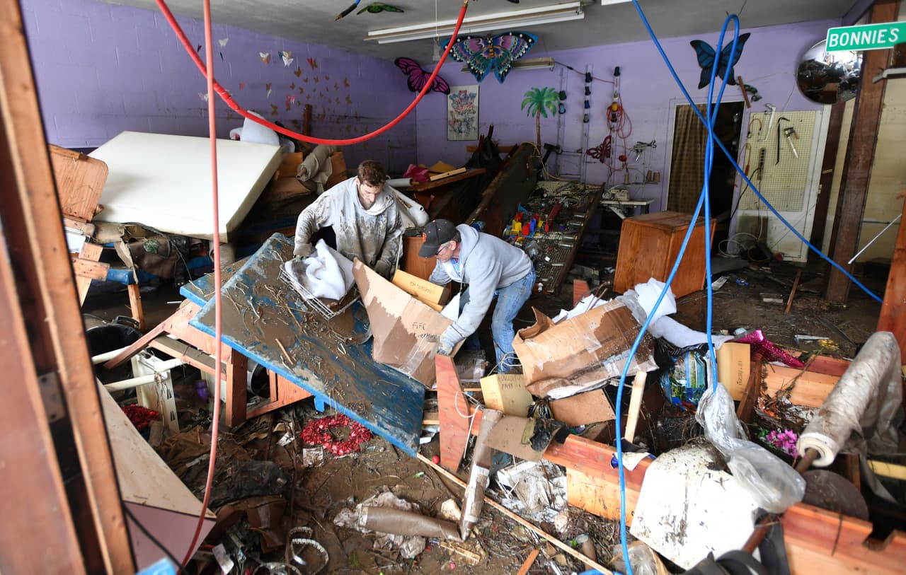 Ante la alarmante situación el gobernador de California emitió una declaratoria de estado de emergencia para cinco condados que habían sido afectados severamente por las lluvias.
<br>