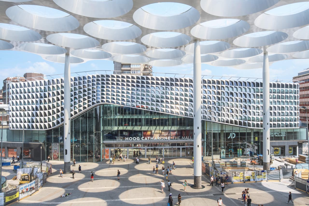 El estacionamiento, cuyo diseño modernista recuerda al de algunos aeropuertos, está ubicado bajo la estación central de trenes de la ciudad. Los usuarios de esta terminal para ciclistas pueden bajar de sus vehículos, estacionarlos en un espacio seguro y llegar al andén en cinco minutos.