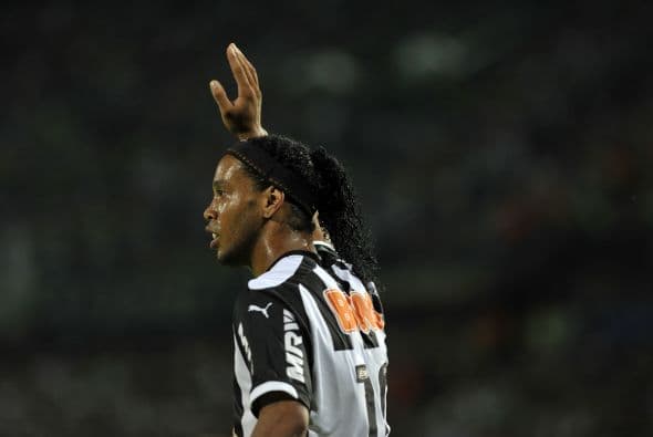 RONALDINHO. ¡Sí, Ronaldinho, levanta la mano! El brasileño también aseguró sus piernas por 13 millones de dólares.