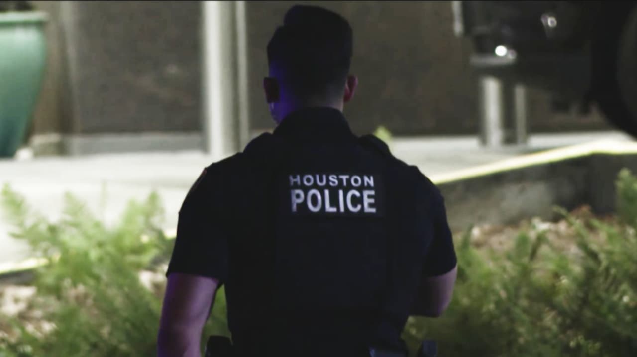 ¿La Policía de Houston está excediendo su autoridad al detener a inmigrantes y entregarlos a ICE?: Te explicamos