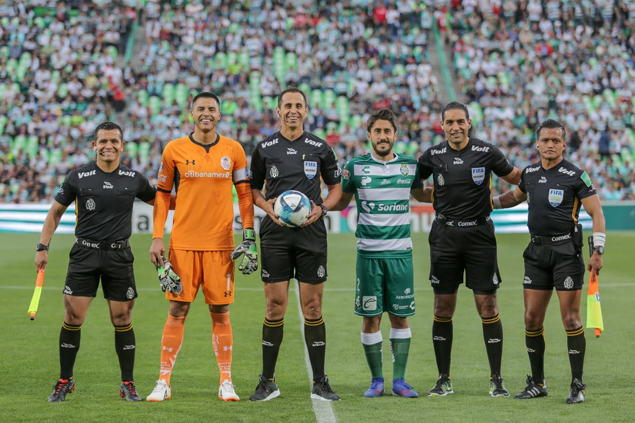 El equipo arbitral y los capitanes antes del inicio del partido en Torreón.