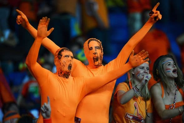 Según el diario ABC, esta fue una subasta con buena causa ya que los hinchas afirmaron que el dinero sería "enviado directamente a Unicef" en cuanto los compraran. La adquisición sería de 20 mil fieles seguidores que estarían dispuestos a llorar "desconsoladamente durante 24 horas (en caso de que el equipo que apoyaban perdiera) y luego activaremos de nuevo la subasta en eBay". Finalmente un holandés fue quien compró a los fanáticos belgas.