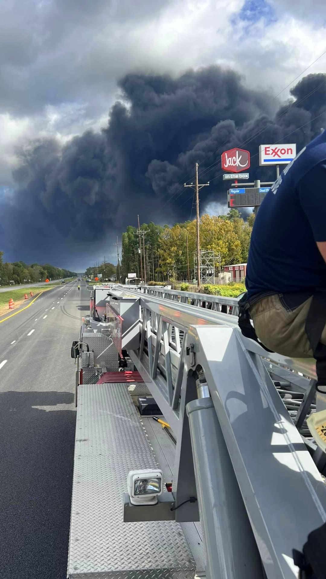 El tráfico vehicular se cerró en un tramo de la carretera US-59, entre FM 1988 hasta la salida 451B, según el Departamento de Transporte de Texas.