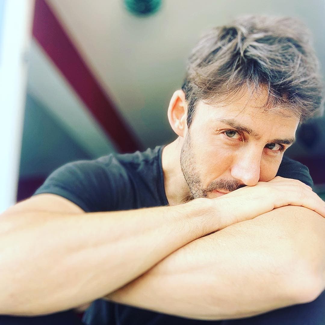 Otro de los nombres que fue revelado es el del actor español Rubén Sanz, a quien veremos personificar al príncipe Eduardo de España.