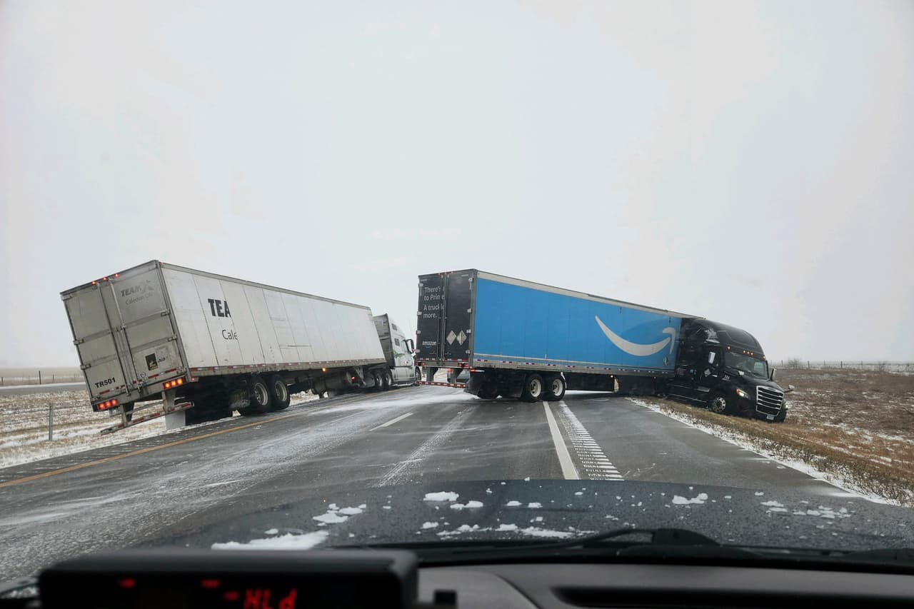Vuelos cancelados y autopistas cerradas: tormenta invernal azota el centro de EEUU