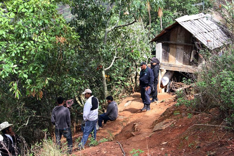 Policías en la casa donde tuvo lugar el crimen múltiple.
