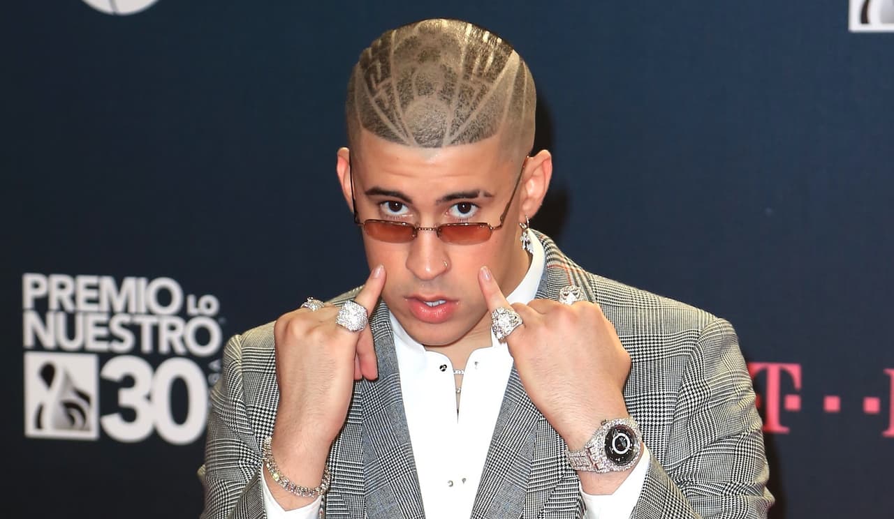 Bad Bunny usó joyas plateadas para llegar a Premio Lo Nuestro, pero ya en la ceremonia optó por unos accesorios dorados.