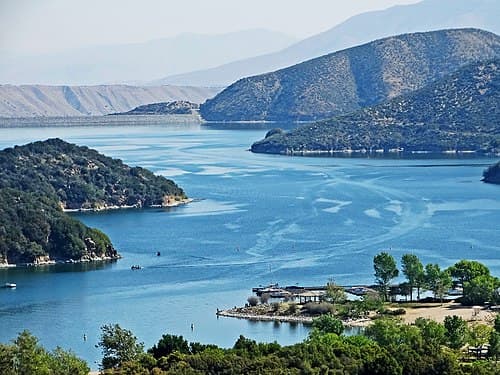 <b>Silverwood Lake</b>
<br>Este lago es un largo embalse en el condado de San Bernardino, al sur de California, ubicado en el río West Fork Mojave. Fue creado en 1971 como parte del Proyecto Estatal del Agua por la construcción de la Presa Cedar Springs. Ofrece múltiples actividades acuáticas y campestres. Puedes acampar y traer tu propio bote.