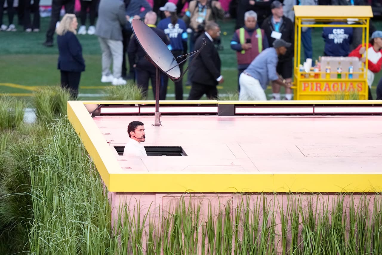 Y es que Bad Bunny nunca ha eludido los mensajes políticos. Ha criticado al mandatario en varias situaciones: desde su respuesta al huracán en su natal Puerto Rico hasta su trato a los inmigrantes.