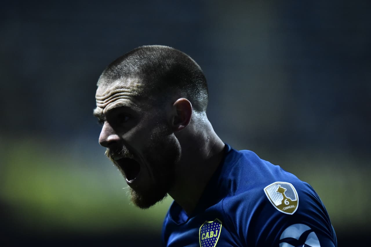 El joven mediocampista uruguayo Nahitán Nández es una pieza clave en el 4-3-3 de los mellizos Guillermo y Gustavo Barros Schelotto.