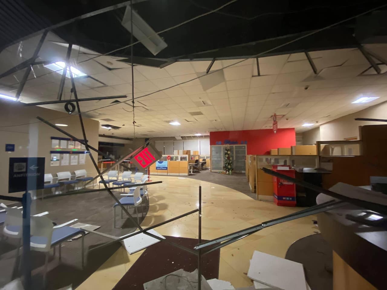 La sucursal del Banco Popular de Puerto Rico en Yauco sufrió daños.