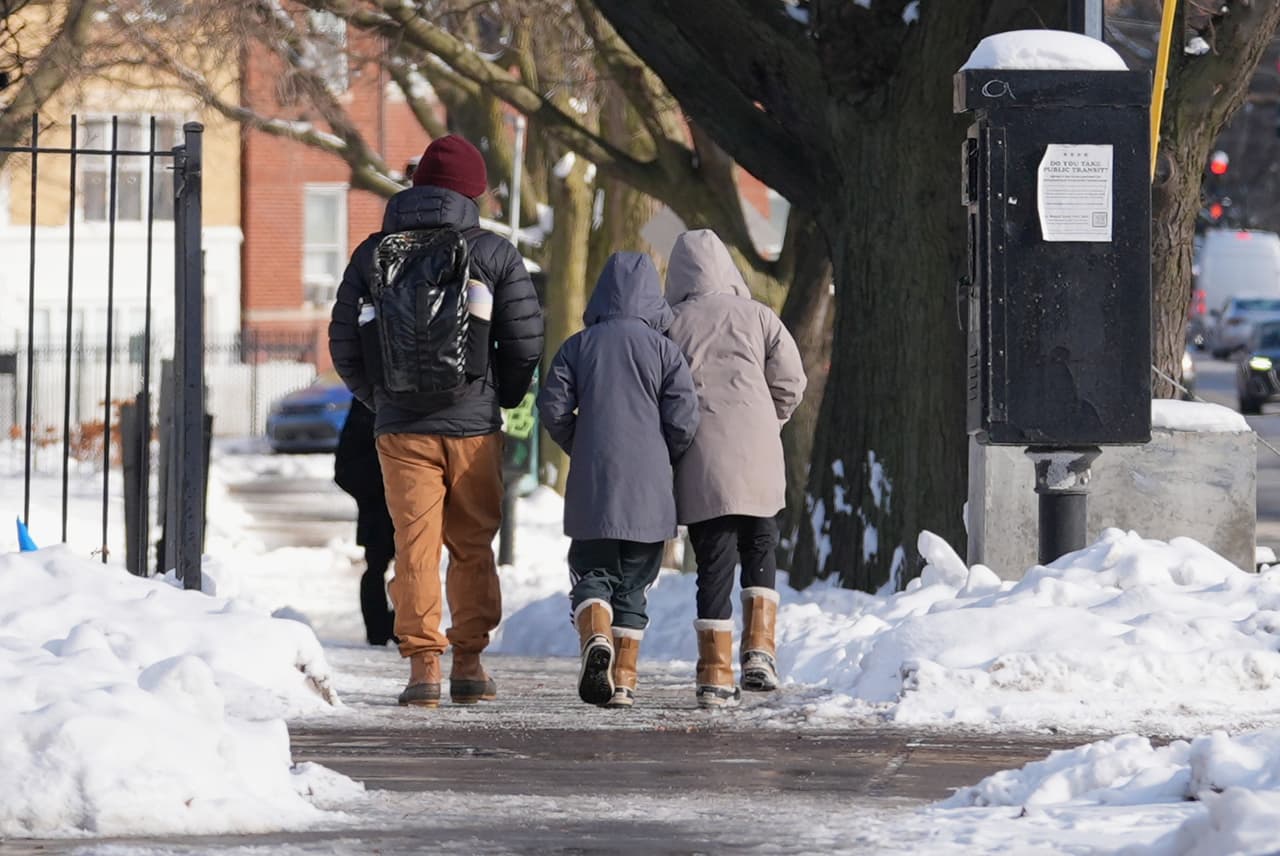 Afortunadamente, no se espera nieve para el domingo, salvo quizá en áreas cercanas al lago en el noroeste de Indiana. Además, 
<b><a href="https://www.univision.com/local/chicago-wgbo/protege-tus-tuberias-del-frio-extremo-ten-en-cuenta-estos-consejos-faciles-y-seguros-video" target="_blank">el frío extremo comenzará</a> a ceder a partir del lunes</b>, y para el 
<b>martes se prevén temperaturas más moderadas</b>, entre 
<b>30 y 40 grados</b>, con un ambiente considerablemente más agradable hacia el final de la semana laboral.
