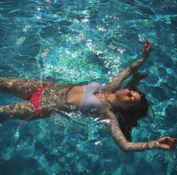 El músico considera que Melanie tiene mucho talento, pues toca el piano y tiene buen oído musical.