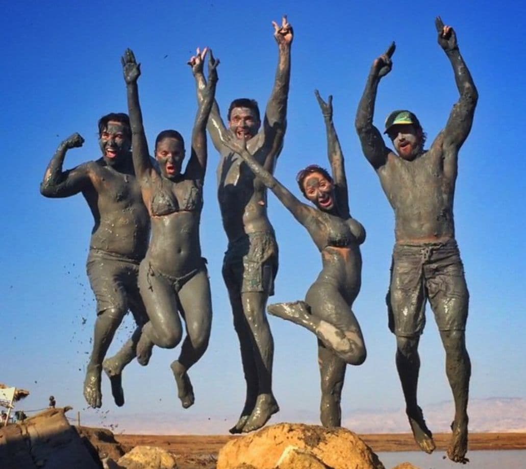 También compartieron la experiencia de cubrirse de lodo del mar Muerto, al que se le atribuyen propiedades de tratamiento para la piel.