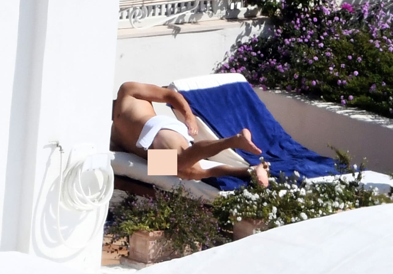 Ahora Tom se suma a la larga lista de famosos captados como Dios lo trajo al mundo.